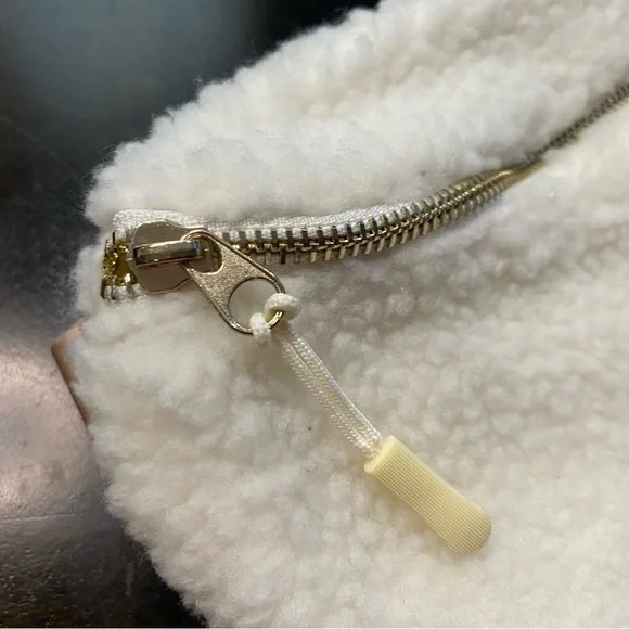 Apana Studio to Street Cozy Sherpa Belt Bag
Brand New with Tag - Picture 3 of 6